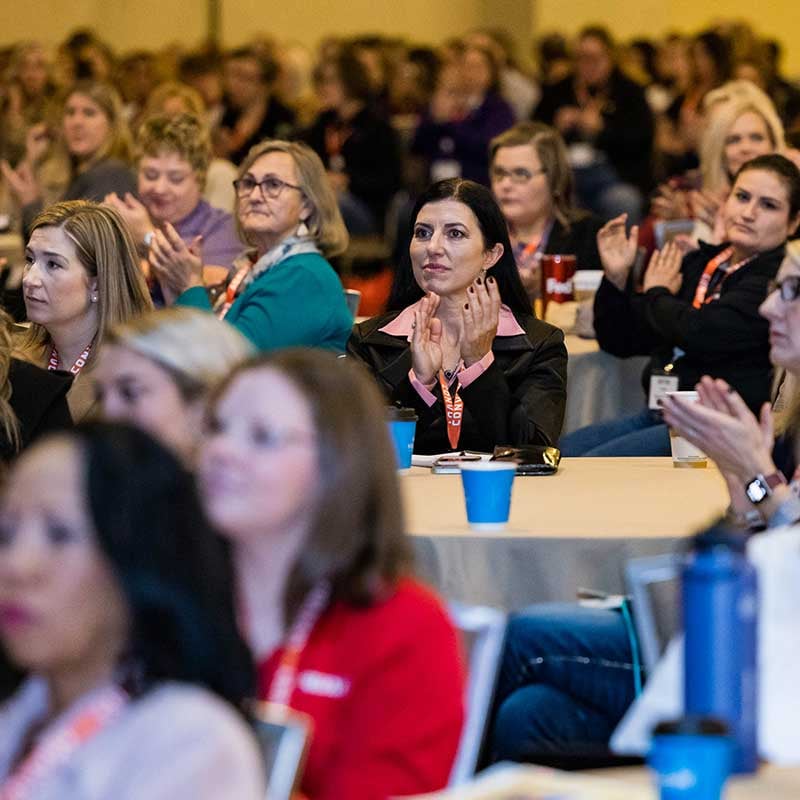 2022-Accelerate-Conference-Opening-Session-Crowd-Clapping-800x800