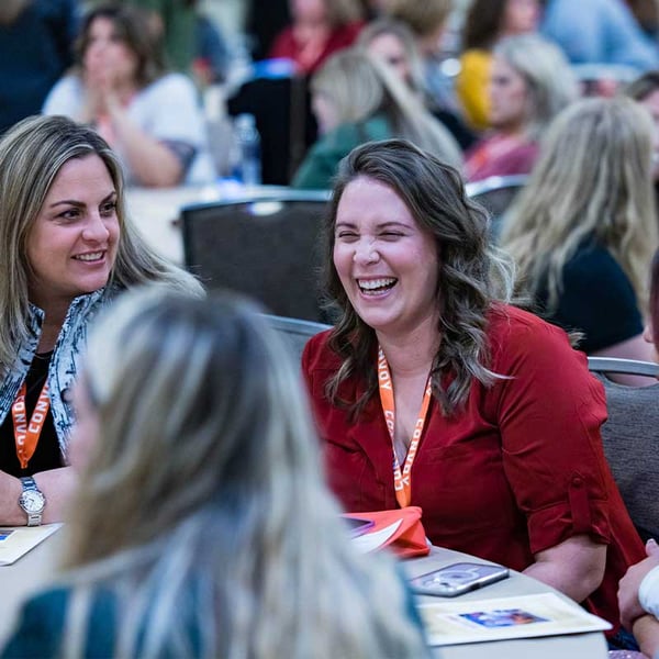 2022-Accelerate-Conference-Attendees-Networking-tables-800x800