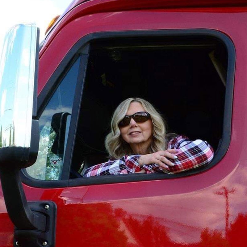susie-deridder-in-cab-800x800